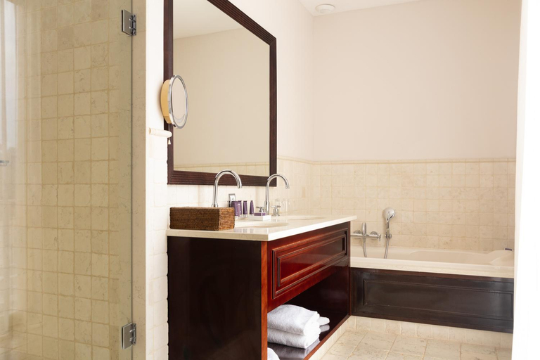 Bathroom 5, Juana, Alpes-Maritimes