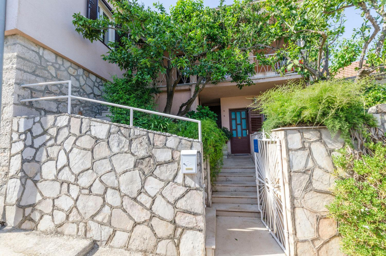 Others 5, Rooms Roza, Jelsa