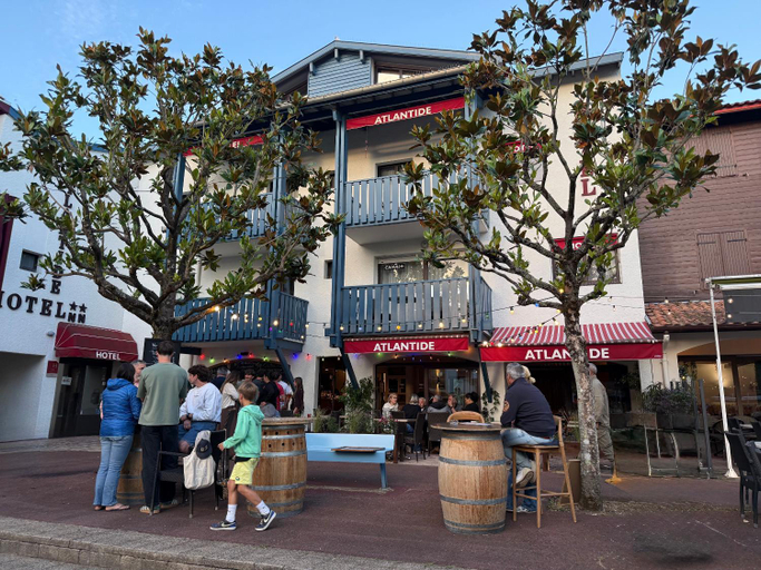 Exterior & Views