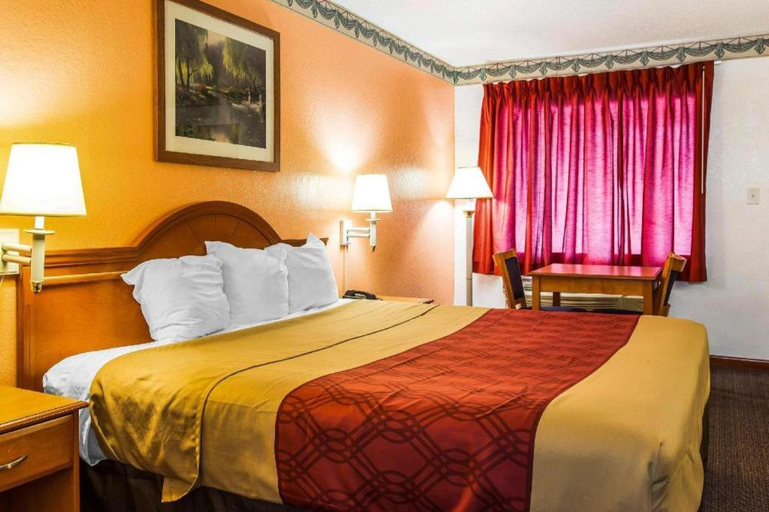 Bedroom 2, Econo Lodge Inn & Suites, Dougherty