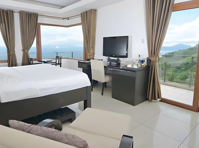 Bedroom 2, 8 Suites By Fat Jimmy's, Tagaytay City