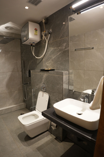 Bathroom 3, Trevon Twin Tree Inn, Dhanbad