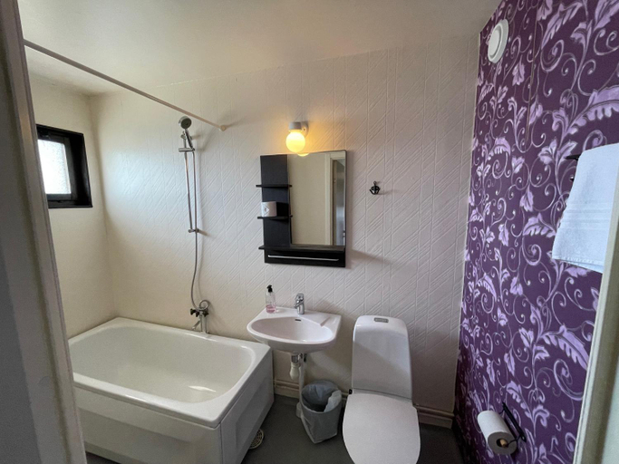 Bathroom 2, Fjord Hostel Rooms, Lysekil