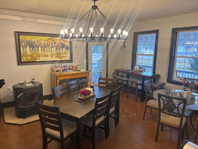 Food & Drinks 5, Eagle’s Landing Lodge, Custer