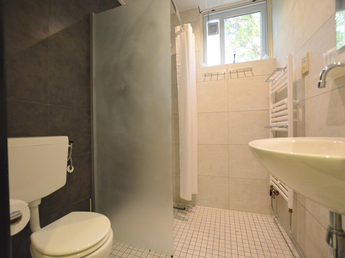 Bathroom 3, Holiday Home in Stramproy near Nature, Weert