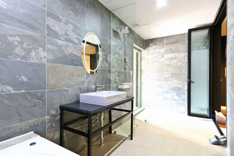 Bathroom 4, Home Hotel, Busanjin