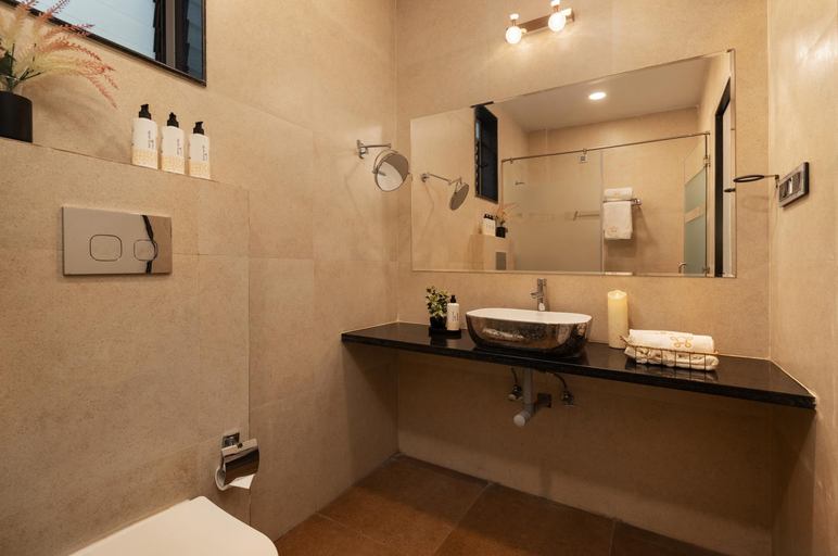 Bathroom 4, SaffronStays Bellevue Palace, Nashik