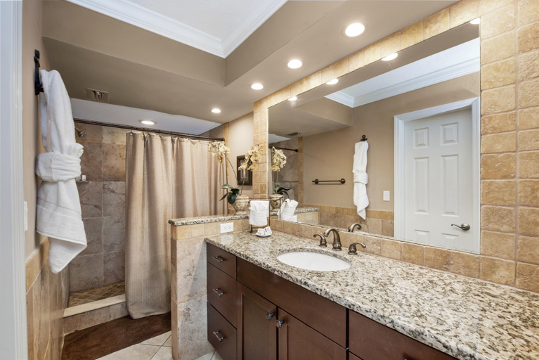 Bathroom 4, Pelican Watch #603, Lee