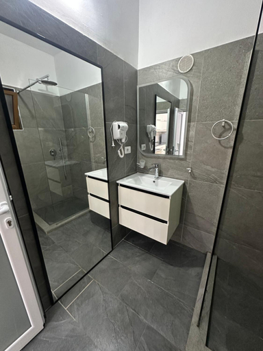 Bathroom 2, Guesthouse Dauti, Sarandës