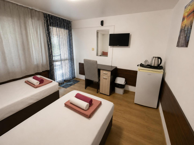 Bedroom 4, Family Hotel Yulian, Balchik