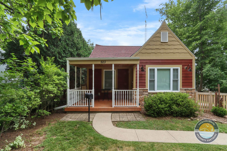 Interior 2, Charming, Pet-friendly Lake Retreat, Walworth