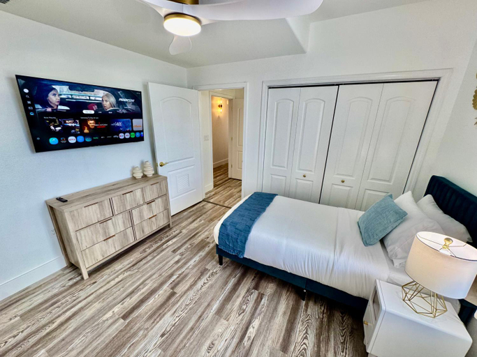 Bedroom 3, Balcony King Suite - Lake & Pool view, Orange