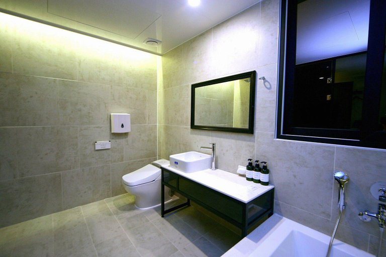 Bathroom 4, 2 Heaven Hotel, Busanjin