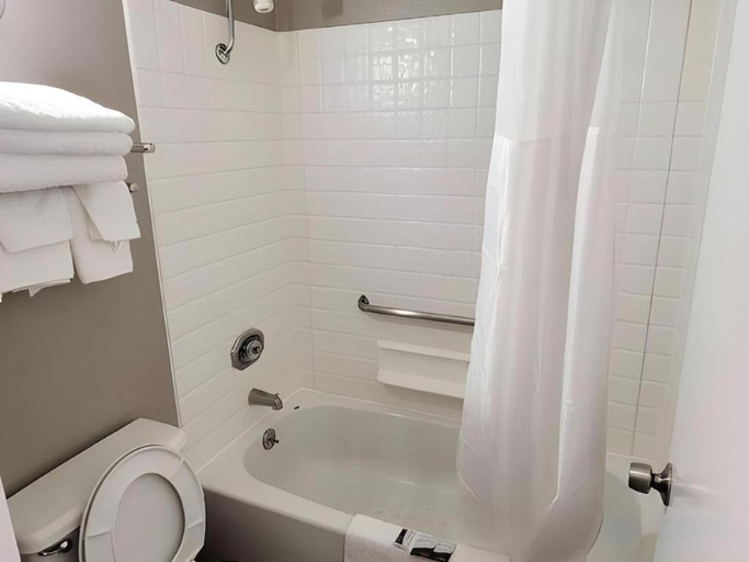 Bathroom 2, Studio 6 Grand Junction, CO, Mesa