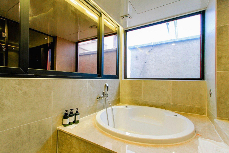 Bathroom 4, 2 Heaven Hotel, Busanjin