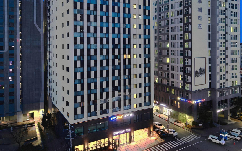 Exterior & Views