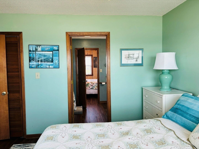 Room 2, Great Place 5 Bedroom Home by RedAwning, Brunswick