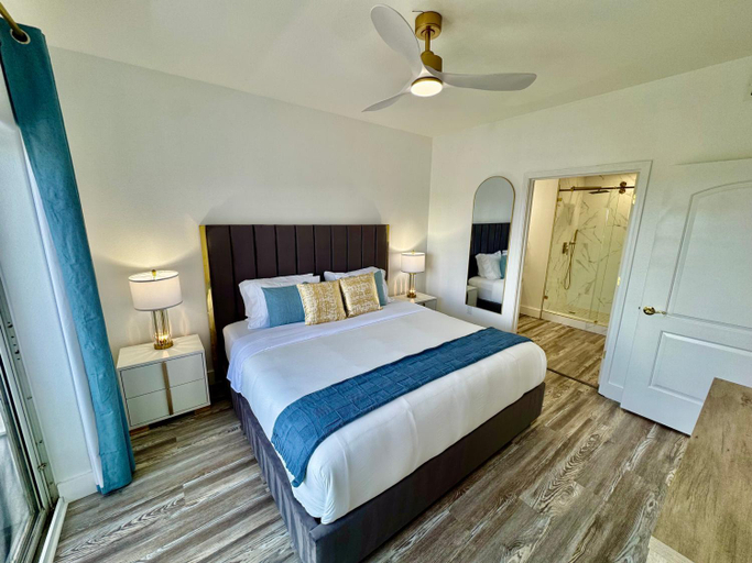 Bedroom 3, Balcony King Suite - Lake & Pool view, Orange