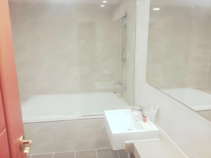 Bathroom 4, Crown Hotel Changwon, Changwon