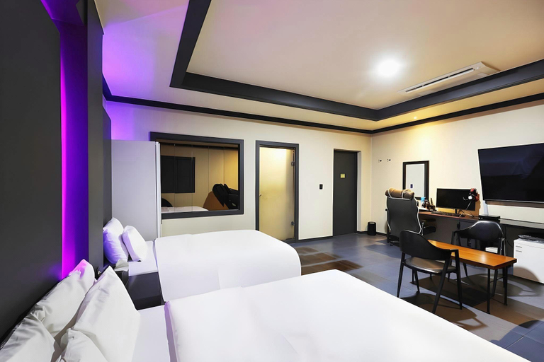 Bedroom 5, Carlton Hotel, Nam