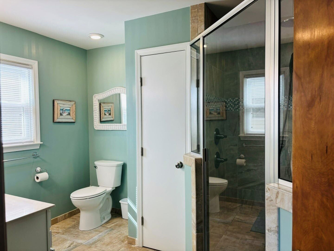 Bathroom 3, Great Place 5 Bedroom Home by RedAwning, Brunswick