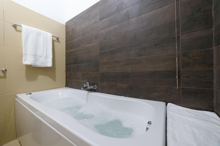 Bathroom 4, Hotel Sakura, Napoli