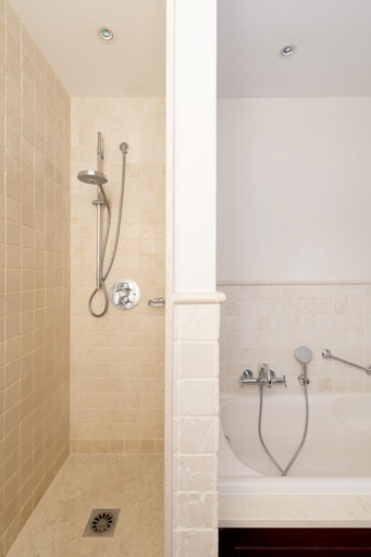 Bathroom 5, Juana, Alpes-Maritimes