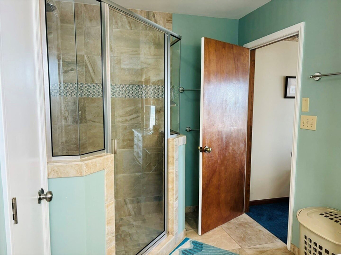 Bathroom 4, Great Place 5 Bedroom Home by RedAwning, Brunswick