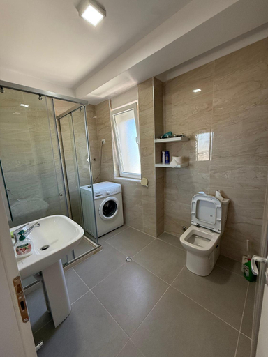 Bathroom 2, Leonard's Shengjin Apartments, Lezhës