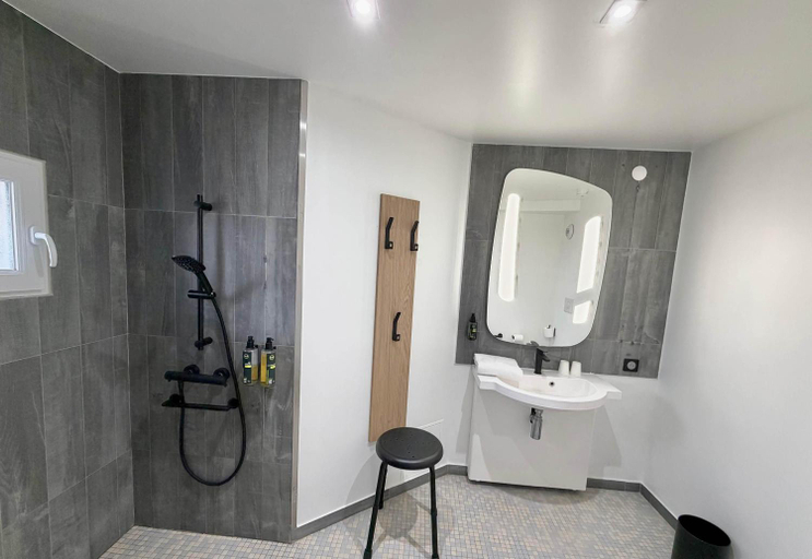Bathroom 2, B&B HOTEL Orleans Centre Foch, Loiret