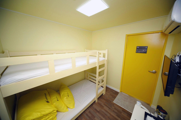 Bedroom 2, 24 Guesthouse Sinchon, Mapo