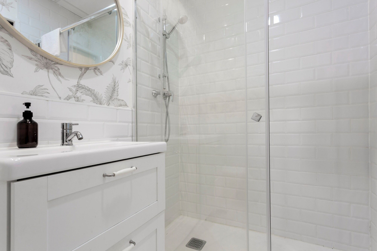 Bathroom 3, Central 2BD Apt Facing Torre Madrid Duque de Osuna, Madrid
