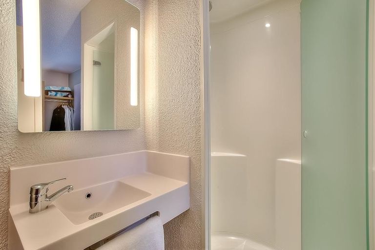 Bathroom 4, B&B HOTEL Antibes Sophia Antipolis, Alpes-Maritimes