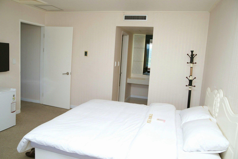 Bedroom 2, Chuncheon Bears Hotel, Chuncheon