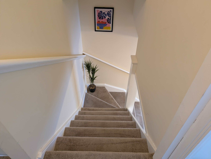 Room 4, Comfortable 2-bedroom House With Free Parking, London