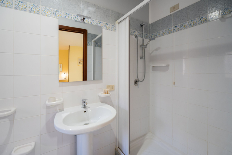 Bathroom 5, Vico Tauro House, Messina