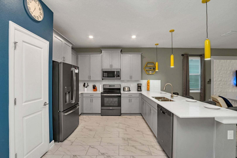 Private kitchen 5, Disney Decorated Home 8min to Disneyworld Pool/spa Sleeps 22 104, Osceola