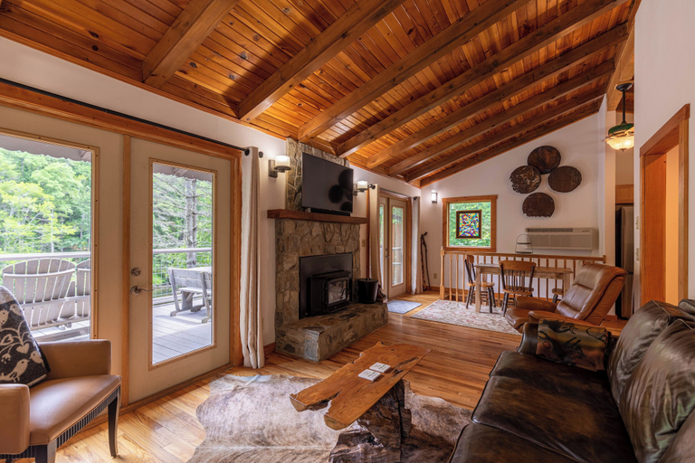 Interior 5, Knotty Pine, Ashe