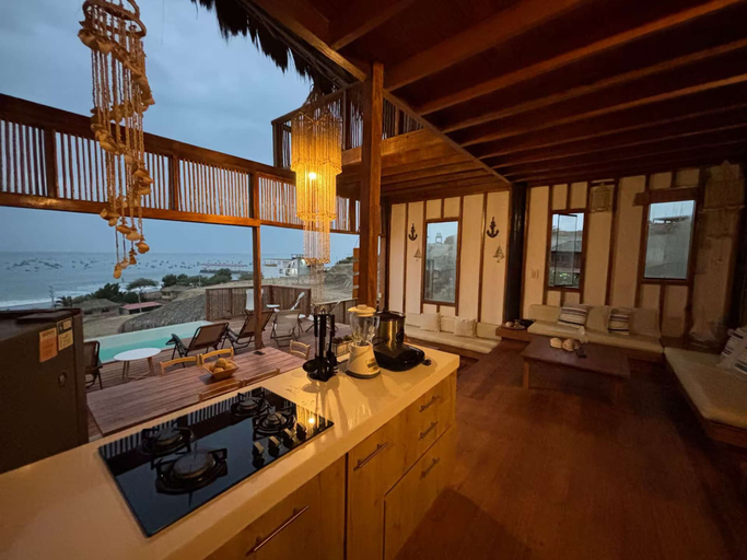 Room 5, w Beachside 8BR Villa in Punta Veleros, Talara