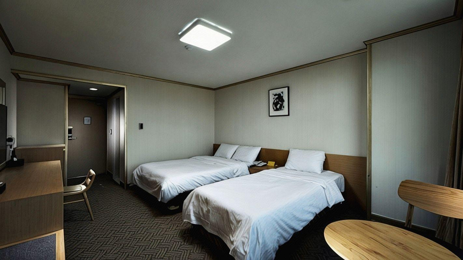 Bedroom 2, Chuncheon Bears Hotel, Chuncheon