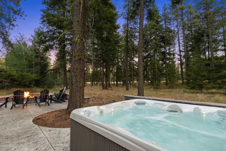 Room 5, 4BR Luxe Home Chefs Kit Hottub Firepit Gamerm, Kittitas