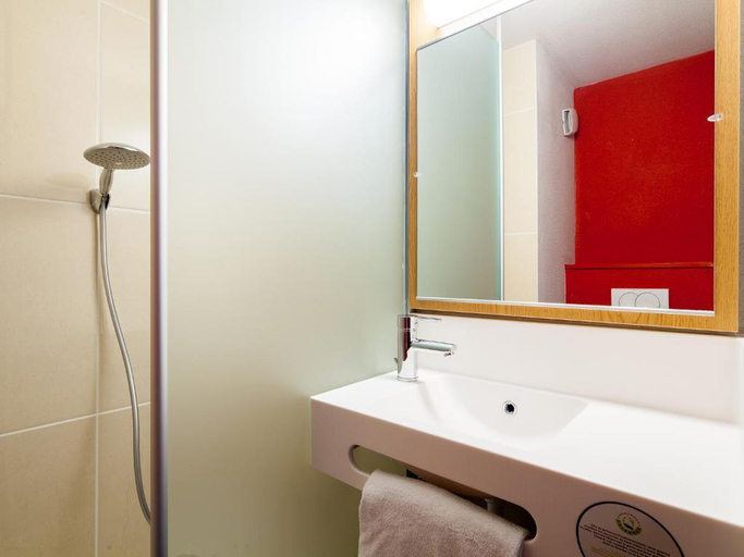 Bathroom 4, B&B Hôtel Montpellier Centre Le Millénaire, Hérault