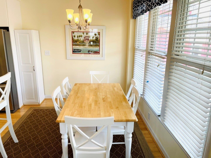 Dining 2, Angling Inn 4 Bedroom Home by RedAwning, Brunswick