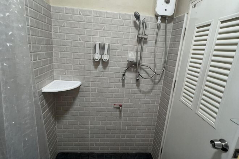 Bathroom 5, Bangwa House - MRT Bangwa Station, Phasi Charoen