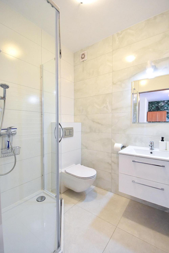 Bathroom 5, Dom JaKa, Puck