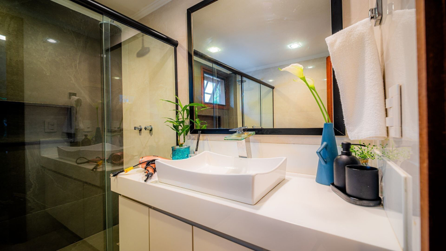 Bathroom 4, Bz51Casa no centro 4 suítes sauna priv, Armação dos Búzios