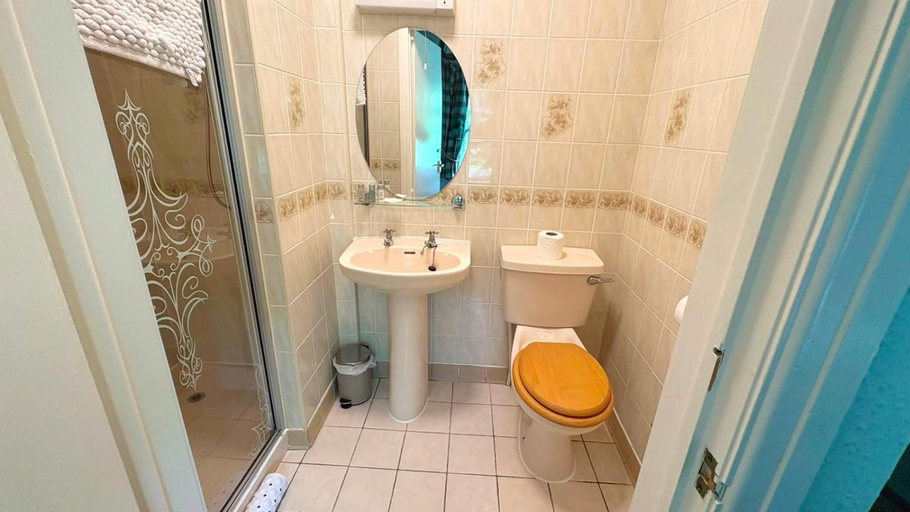 Bathroom 4, Scotsman's Pack Hotel, Derbyshire