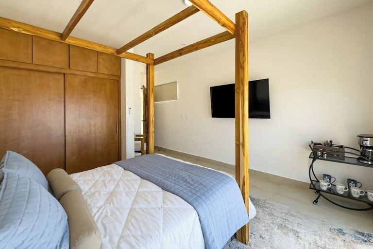 Room 2, Modern Studio With Rooftop Lounge, Pools, Gym, Pickleball & Netflix Access, La Paz