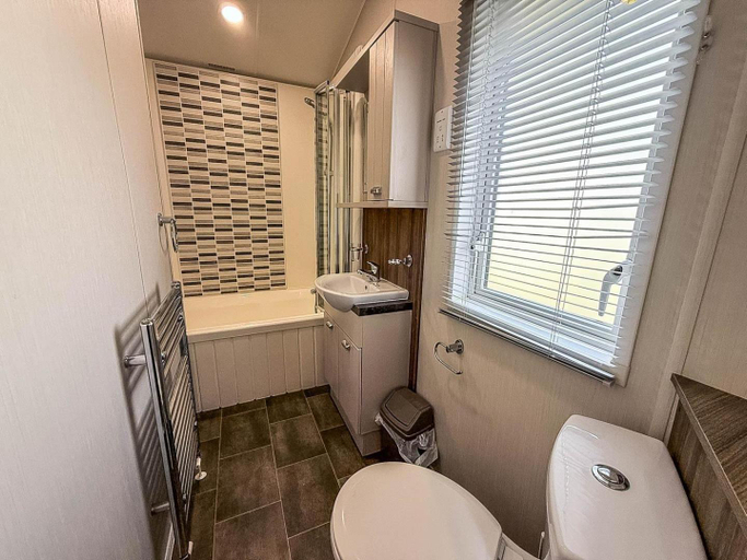 Bathroom 2, Stunning Dog Friendly Caravan At Manor Park, Hunstanton In Norfolk Ref 23188K, Cambridgeshire