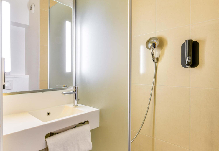 Bathroom 4, B&B HOTEL Montpellier Centre Le Millénaire, Hérault
